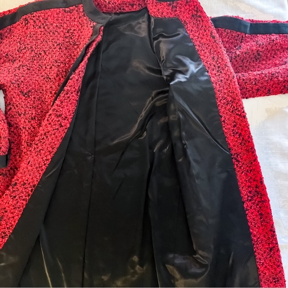 Vintage 1960s Red Boucle Coat with Black Accents. Excellent Vintage Condition. - Picture 4 of 6